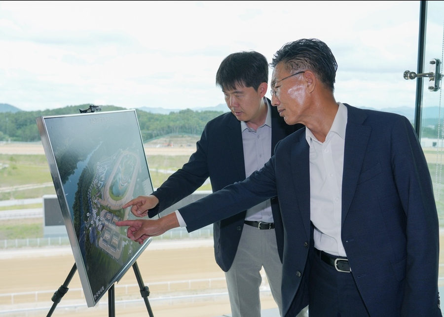 ▲ 김병삼 영천시장이 한국마사회 관계자와 오는 9월 개장을 앞둔 영천경마공원 현장을 점검하고 있다.ⓒ영천시