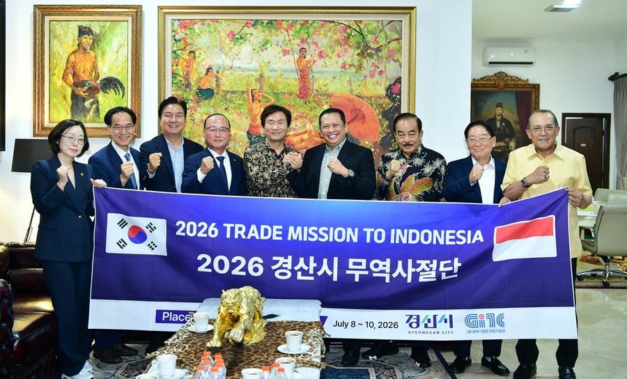 ▲ 조현일 경산시장을 비롯한 경산시 무역사절단이 인도네시아를 방문해 밤방수사트요(Bambang Soeatyo) 국회의원과 기념촬영을 하고 있다.ⓒ경산시