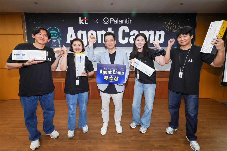 ▲ KT가 사내 임직원 대상 AI 해커톤 행사 ‘Agent Camp’를 진행해 현업 문제를 직접 해결하는 AI 에이전트 과제를 발굴했다고 16일 밝혔다. KT P-FDE담당 변우철 상무(가운데)와 우수상 수상팀이 기념 사진을 촬영하는 모습. ⓒKT