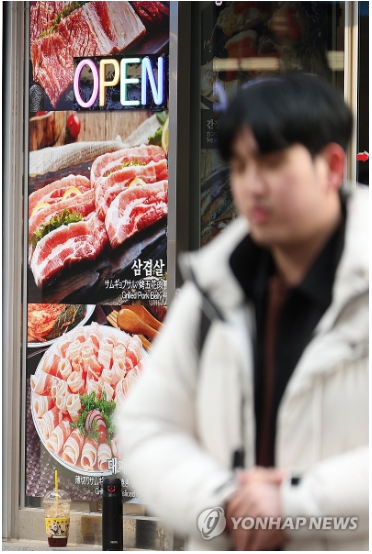 ▲ 한식 음식점업과 주점업은 2분기에도 상대적으로 부진한 흐름을 이어갔다. 서울 시내 식당가 모습ⓒ연합뉴스