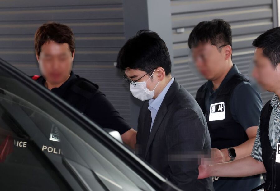 ▲ 6·3 지방선거 당시 피습 자작극을 벌인 혐의로 검찰에 구속 송치되는 정이한 전 개혁신당 부산시장 후보가 16일 오전 부산 동래구 동래경찰서에서 부산지검으로 이동하고 있다. ⓒ뉴시스