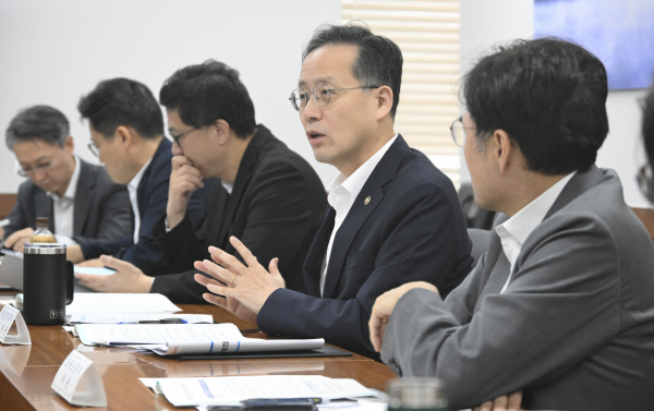 ▲ 이형일(오른쪽 두 번째) 재정경제부 1차관이 16일 정부서울청사에서 일자리전담반(TF) 회의를 주재하고 있다.ⓒ재정경제부