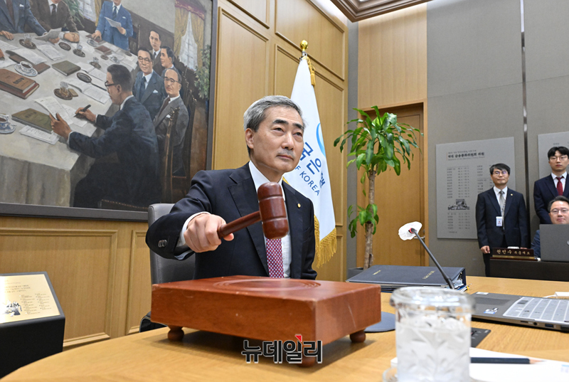 ▲ 신현송 한국은행 총재가 금융통화위원회 통화정책방향 결정회의에서 의사봉을 두드리고 있다 ⓒ사진=공동취재단