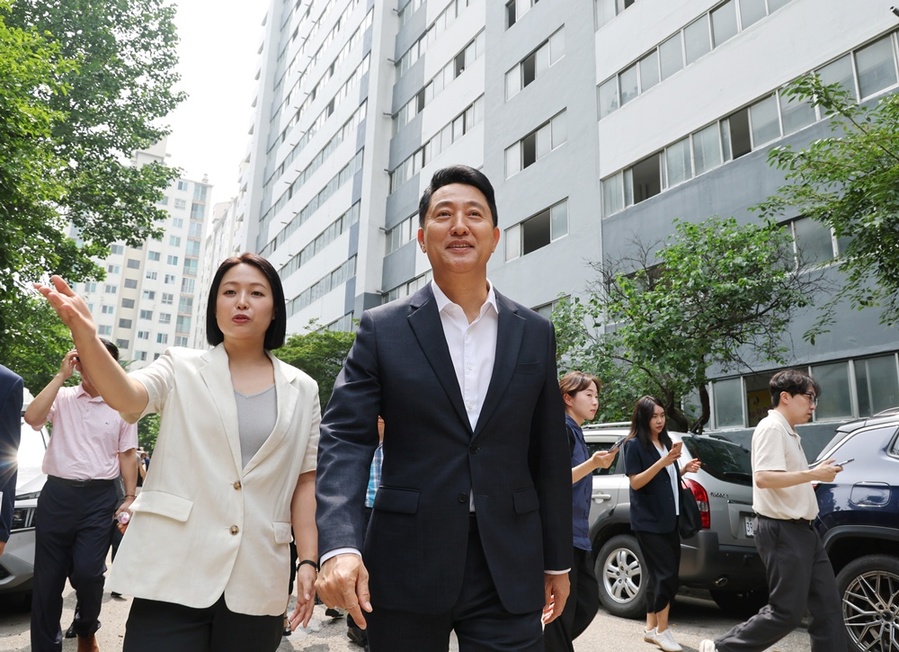 ▲ 오세훈 서울시장이 16일 재건축을 앞둔 서울 영등포구 양평동 신동아아파트를 방문해 단지를 둘러보고 있다. ⓒ연합뉴스