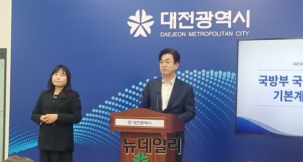 ▲ 16일 허태정 대전시장이 기자회견을 통해 “미래 과학기술 강군을 양성하는 국군사관학교 대전 창설 확정을 환영한다”며 “대한민국 국방교육의 새로운 패러다임을 열고 미래 국방혁신을 이끌 국가 전략 프로젝트라는 점에서 의미가 크다”고 밝혔다.  ⓒ김경태기자