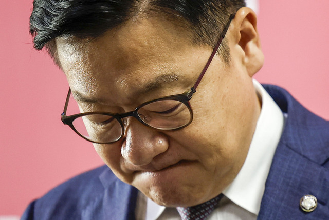 ▲ 정점식 국민의힘 원내대표가 16일 서울 여의도 국회 원내대표실 앞에서 현안 관련 백브리핑 도중 굳은 표정을 짓고 있다. ⓒ뉴시스