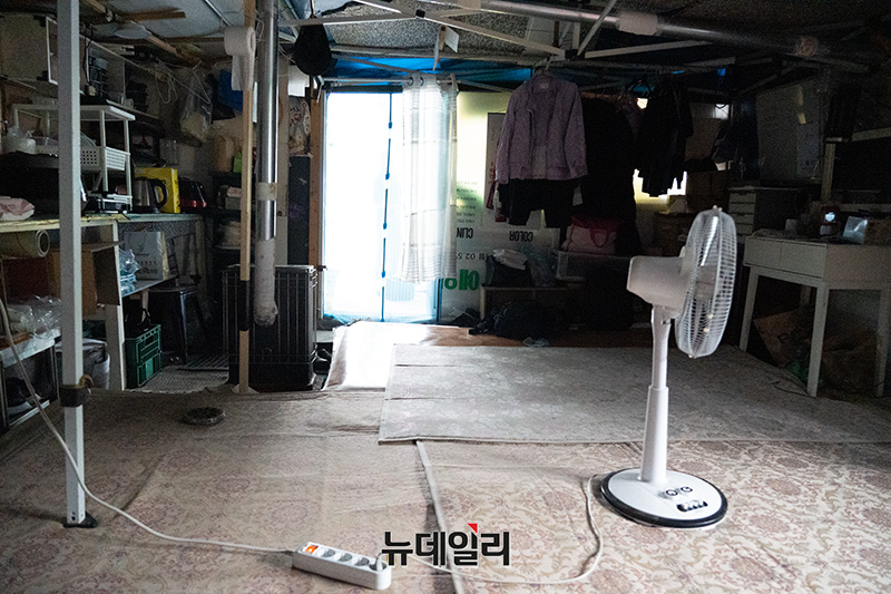 ▲ 16일 오전 서울 강남구 개포동 구룡마을 내 임시 대피소에 선풍기 한 대가 놓여 있다. 이곳에서는 화재로 집을 잃은 이재민 6명이 함께 생활하고 있다. ⓒ임찬웅 기자