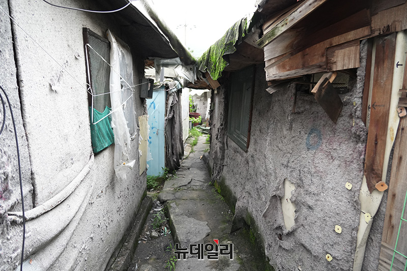▲ 16일 오전 서울 강남구 개포동 구룡마을의 좁은 골목 양옆으로 낡은 판잣집들이 빽빽하게 들어서 있다. ⓒ임찬웅 기자