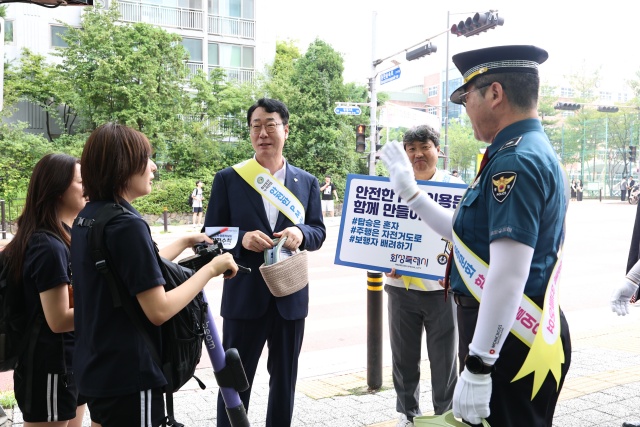 ▲ 정명근 시장이 안화중학교 사거리에서 개인형 이동장치(PM) 안전수칙을 홍보하고 있다ⓒ화성시 제공