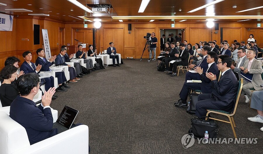 ▲ 구윤철 경제부총리 겸 재정경제부 장관과 참석자들이 16일 서울 중구 은행회관에서 열린 '부동산 세제 국민 의견 경청 토론회'에서 박수치고 있다. ⓒ연합뉴스