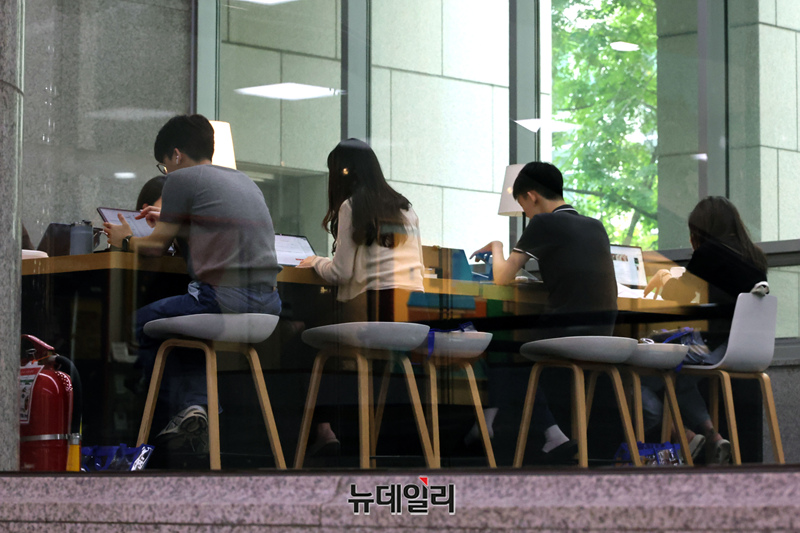 ▲ 서울 시내 한 도서관에서 청년들이 공부하고 있다. ⓒ뉴데일리DB