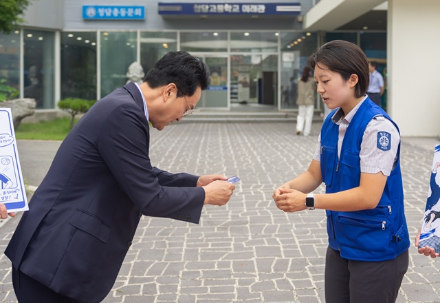 ▲ 안민석 경기도교육감이 16일 평택 청담고등학교를 찾아 김은서 청담고 학생회장에게 명함을 전달하고 있다. ⓒ경기도교육청 제공