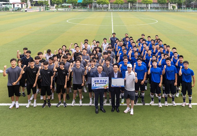 ▲ 안민석 경기도교육감이 16일 평택 청담고등학교에서 '평택 다사런 스포츠클럽 우수교' 선정을 축하하며 기념촬영을 하고 있다. ⓒ경기도교육청 제공