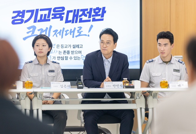 ▲ 안민석 경기도교육감이 16일 평택 청담고등학교 도서관에서 열린 간담회에 참석해 참석자 의견을 듣고 있다. ⓒ경기도교육청 제공