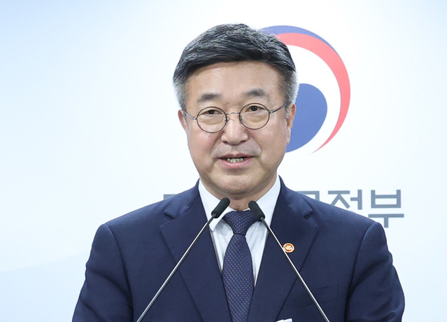 ▲ 윤호중 행정안전부 장관이 16일 오후 서울 종로구 정부서울청사에서 경찰수사 내부비리 근절 및 민주적 통제 강화 관련 대국민 담화문을 발표하고 있다. 2026.07.16.  ⓒ뉴시스