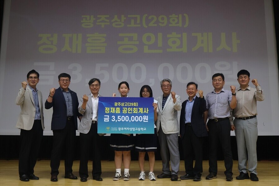 ▲ 광주여상, 동문 정재흠 작가와 함께한 인문학 특강 전 관계자들과 함께 기념촬영을 하고있다_정재흠 작가는 학교 발전기금 350만 원을 기탁ⓒ광주여자상업고등학교 제공