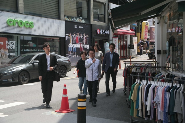 ▲ 육동한 춘천시장이 16일 경제정책과 직원들과 함께 명동과 중앙시장 일원을 찾아 현장을 점검하고 시민과 상인이 체감하는 원도심 활성화 방안을 논의했다. ⓒ춘천시