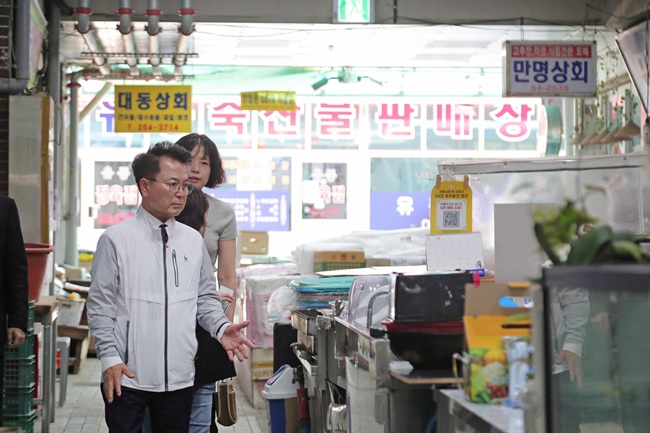▲ 육동한 춘천시장이 16일 경제정책과 직원들과 함께 명동과 중앙시장 일원을 찾아 현장을 점검하고 시민과 상인이 체감하는 원도심 활성화 방안을 논의했다. ⓒ춘천시