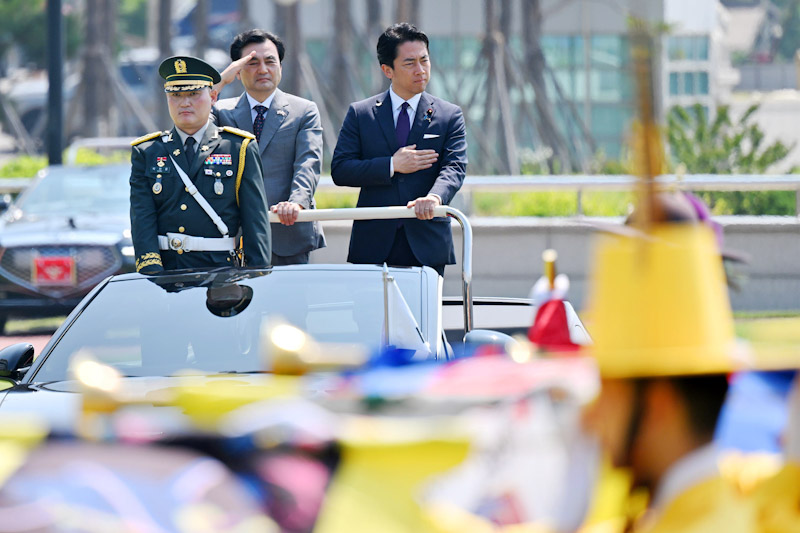 ▲ 안규백(가운데) 국방부 장관과 고이즈미 신지로(오른쪽) 일본 방위상이 지난 6월 28일 서울 용산구 국방부 연병장에서 의장대 사열을 하고 있다. ⓒ사진공동취재단