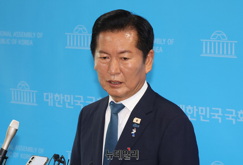 ▲ 정청래 전 더불어민주당 대표가 13일 국회 소통관에서 열린 당대표 출마 기자회견을 마치고 기자들의 질문에 답하고 있다. ⓒ이종현 기자