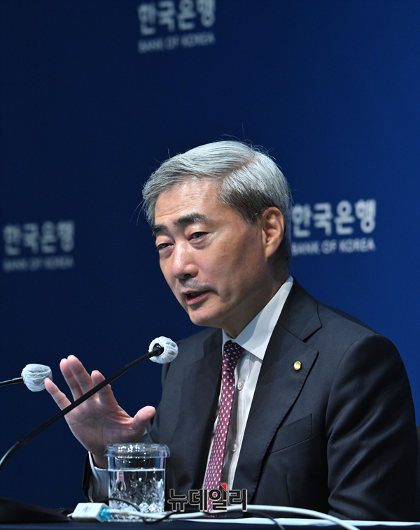 ▲ 신현송 한국은행 총재가 통화정책방향 결정회의 직후 기자간담회서 발언하고 있다 ⓒ사진=공동취재단