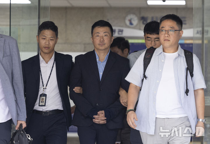 ▲ 김건희 여사의 집사로 지목된 김예성씨가 2024년 8월 15일 서울 서초구 서울중앙지법에 구속 전 피의자심문(영장실질심사)를 마치고 법원 청사를 나서고 있다. ⓒ뉴시스