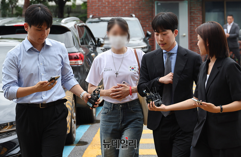 ▲ 30대 여성 일명 올다르크(올림픽공원 잔다르크)가 지난 10일 오후 서울 송파경찰서로 조사 받기 위해 출석하고 있다. ⓒ정상윤 기자