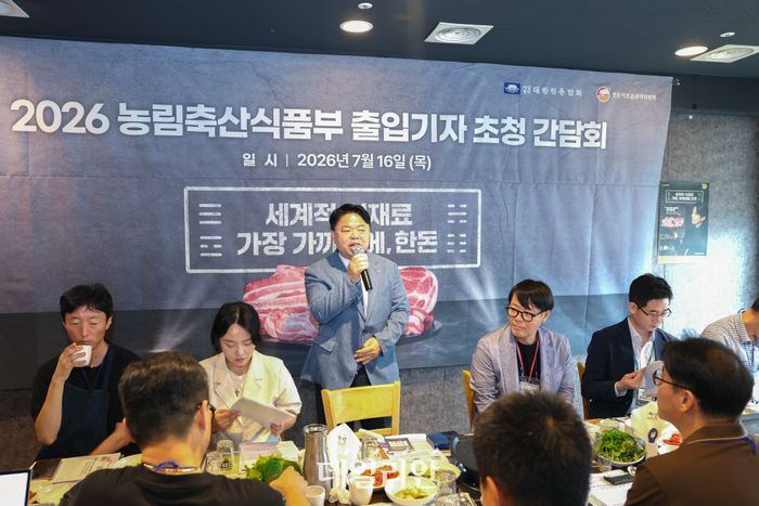 ▲ 이기홍 대한한돈협회장 겸 한돈자조금관리위원장이 세종시 인근 식당에서 열린 농림축산식품부 출입기자단 간담회에서 인사말을 하고 있다.ⓒ대한한돈협회·한돈자조금관리위원회