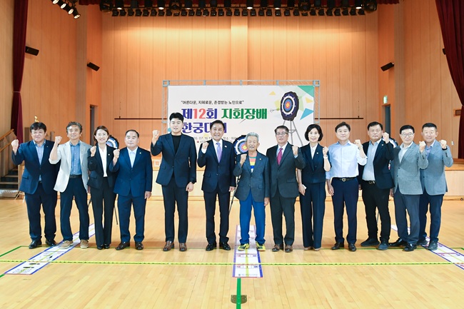 ▲ 제12회 대한노인회 화천군지회장배 한궁대회가 16일 화천체육관에서 김세훈 군수, 이화원 군노인회장, 조웅희 화천군의장과 군의원, 박대현 도의원을 비롯한 노인회원들이 참석한 가운데 열렸다. ⓒ화천군