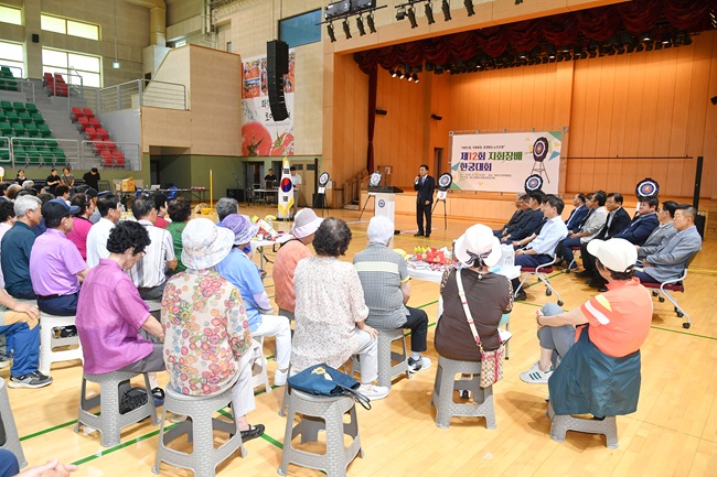 ▲ 제12회 대한노인회 화천군지회장배 한궁대회가 16일 화천체육관에서 김세훈 군수, 이화원 군노인회장, 조웅희 화천군의장과 군의원, 박대현 도의원을 비롯한 노인회원들이 참석한 가운데 열렸다. ⓒ화천군