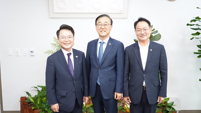 ▲ 육동한 춘천시장이 16일 국회 국토교통위원회 소속 허영 국회의원 주관으로 국회에서 김윤덕 국토교통부 장관을 만나 춘천역세권 개발사업을 비롯한 주요 지역 현안을 논의했다. ⓒ춘천시
