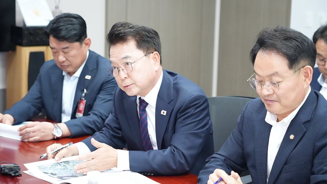 ▲ 육동한 춘천시장이 16일 국회 국토교통위원회 소속 허영 국회의원 주관으로 국회에서 김윤덕 국토교통부 장관을 만나 춘천역세권 개발사업을 비롯한 주요 지역 현안을 논의했다. ⓒ춘천시