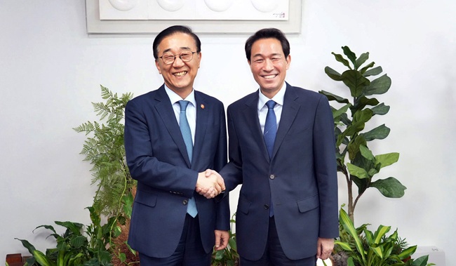 ▲ 우상호 강원특별자치도지사가 강원을 특별하게 만들기 위한 첫 발걸음으로 16일 김윤덕 국토교통부 장관을 만나 정부차원의 협력을 요청했다. ⓒ강원특별자치도