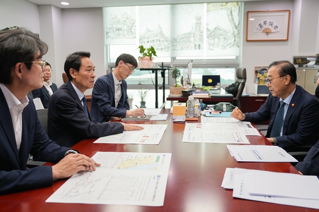 ▲ 우상호 강원특별자치도지사가 강원을 특별하게 만들기 위한 첫 발걸음으로 16일 김윤덕 국토교통부 장관을 만나 정부차원의 협력을 요청했다. ⓒ강원특별자치도