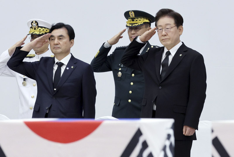▲ 이재명 대통령과 안규백 국방부 장관이 지난 6월 5일 경기 성남 서울공항에서 열린 한·미 6·25전사자 유해 상호봉환식에서 경례하는 모습. ⓒ뉴시스