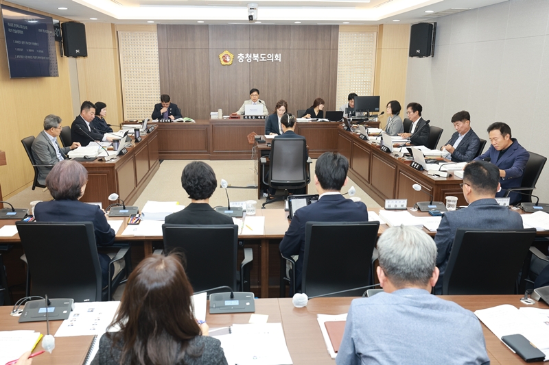 ▲ 16일 열린 충북도의회 건설농림위원회 제436회 임시회 2차 회의에서 의원들이 철도·도로 등 주요 교통 인프라 사업 추진 상황을 점검하고 있다. ⓒ충북도의회