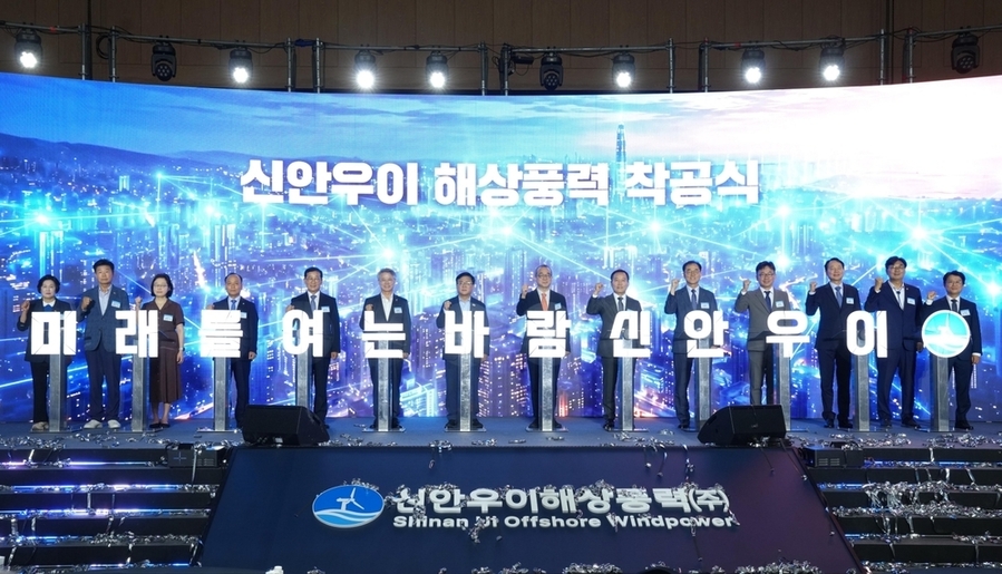▲ 민형배 전남광주통합특별시장이 16일 신안국민체육센터에서 열린 ‘신안우이 해상풍력 발전단지 착공식’에서 주요내빈들과 착공 퍼포먼스를 하고 있다.ⓒ전남광주통합특별시 제공