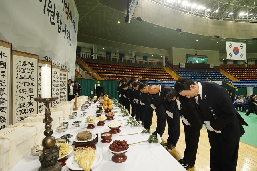 ▲ 전남광주통합특별시 구례군, 여순 10·19사건 희생자 유해발굴 봉안식 엄수_우측 맨앞 장길선 구례군수ⓒ전남광주통합특별시 구례군 제공