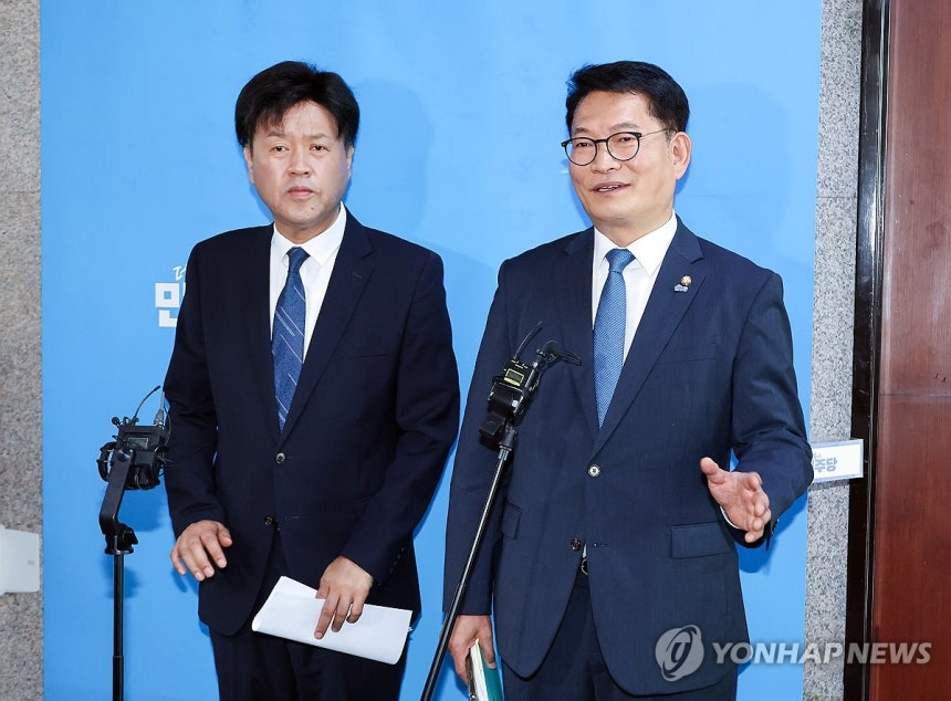 ▲ 송영길 의원(오른쪽)과 김용 전 민주연구원 부원장ⓒ연합뉴스.