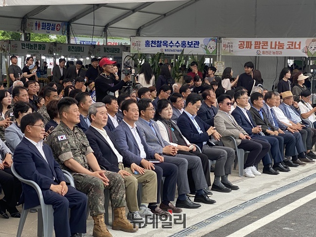 ▲ 이날 개장식에는 신영재 홍천군수와 전명준 홍천문화재단 이사장, 정관교 홍천군의장과 군의원, 김종연 제11보병사단장과 군장병 등 기관·단체장, 주민과 관광객 등이 참석해 축제 개막을 축하했다. ⓒ이달수기자