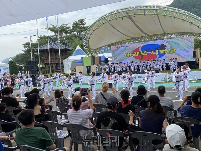 ▲ 홍천군이 제3회 홍천 찰옥수수축제를 17일 도시산림공원 토리숲에서 개막했다. 행사는 19일까지 개최되며 메인인 옥수수를 비롯해 버섯, 들기름, 단호박 등 지역특산물을 판매한다. 태권도시범단 모습. ⓒ이달수기자
