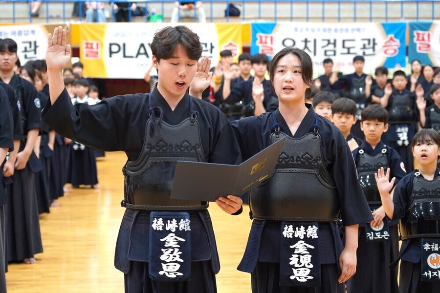 ▲ 광주광역시체육회는 17일 광주 서석중·고등학교 체육관에서 「제37회 광주광역시회장기 생활체육 검도대회」 개최_선수선서ⓒ광주광역시체육회 제공