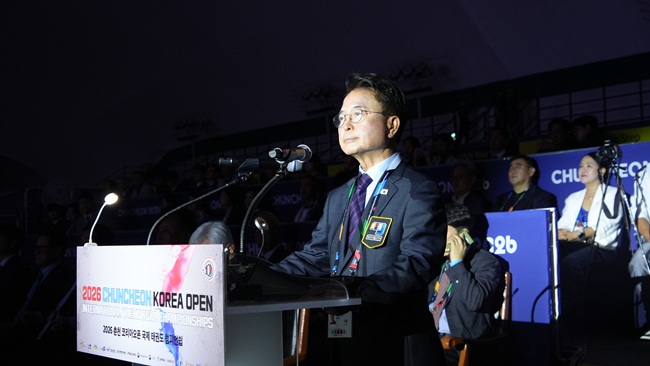 ▲ '2026 춘천코리아오픈국제태권도대회' 개막식이 18일 춘천 송암스포츠타운 에어돔에서 열린 가운데 육동한 춘천레저·태권도조직위원장이 대회사를 하고 있다. ⓒ춘천시