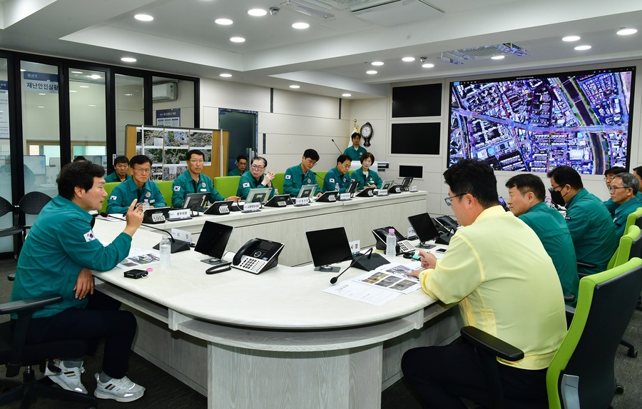 ▲ 경산시청 재난종합상황실에서 18일 조현일 경산시장 주재로 호우 대처상황 점검회의를 개최했다.ⓒ경산시