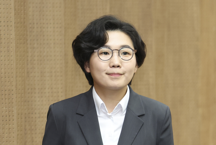 ▲ 더불어민주당 당대표 출마에 나선 김보미 전 강진군 의원이 14일 오후 서울 여의도 국회 소통관에서 전당대회 준비 관련 입장 발표 기자회견을 마치고 이동하고 있다. ⓒ뉴시스