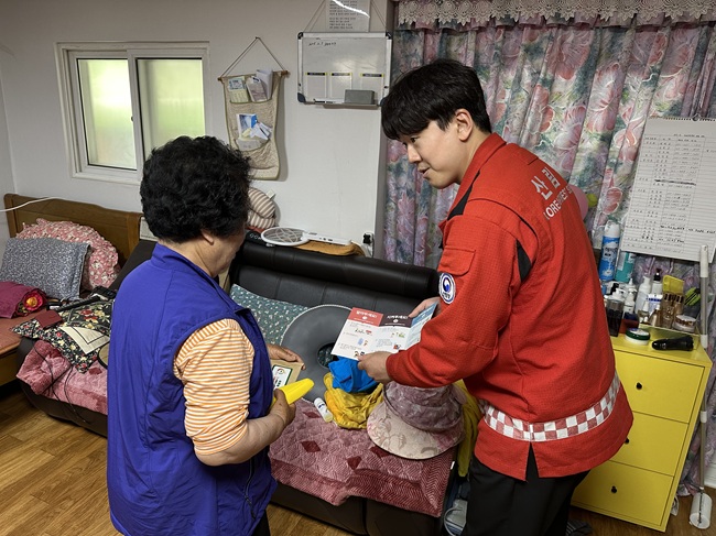 ▲ 영월국유림관리소 직원이 재난취약계층 어르신께 산사태 대피요령을 설명하고 있다. ⓒ영월국유림관리소