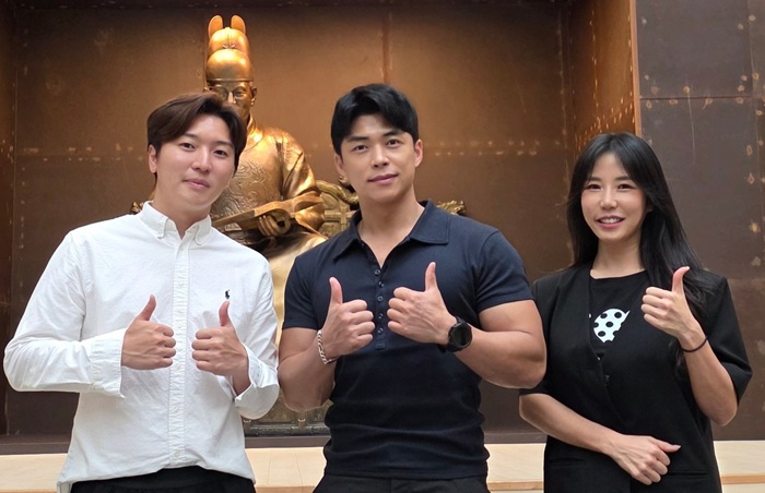 ▲ 왼쪽부터 이탁훈 유튜브 마선호 채널 감독, 마선호 대표, 손예성 이사가 '2026 한글런' 성공 개최를 기원하며 기념촬영을 하고 있다.ⓒ세종시