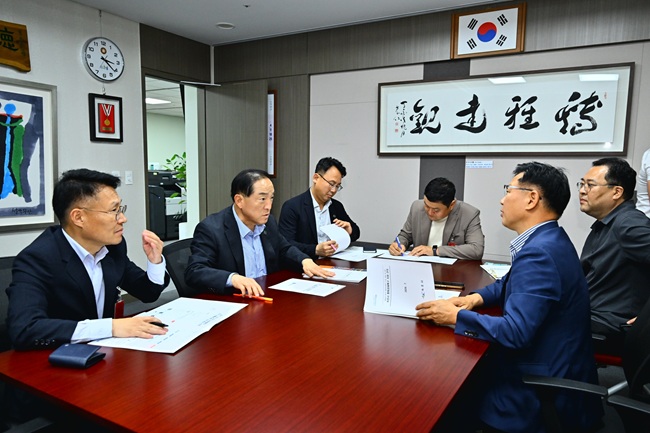 ▲ 이병선 속초시장이 지난 15일 이양수 국회의원실을 방문해 지역 핵심 현안 3건을 설명하고 적극적인 지원을 당부했다. ⓒ속초시