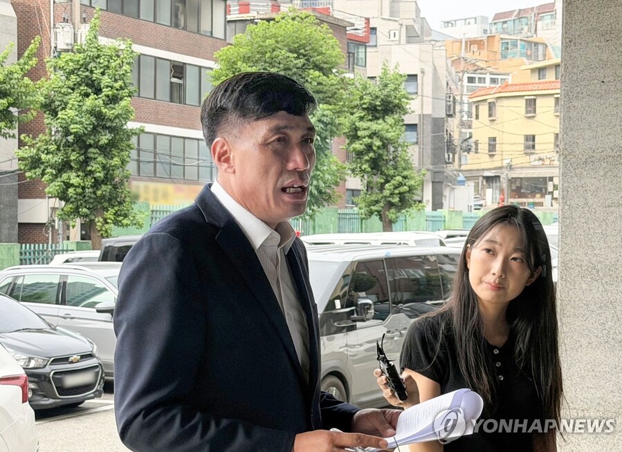 ▲ 6월 27일 안규백 국방부 장관을 국회증언감정법 위반 혐의로 경찰에 고발한 김영수 국방권익연구소장이 7월 16일 서울 용산경찰서에 출석하며 입장을 밝히고 있다. ⓒ 연합뉴스