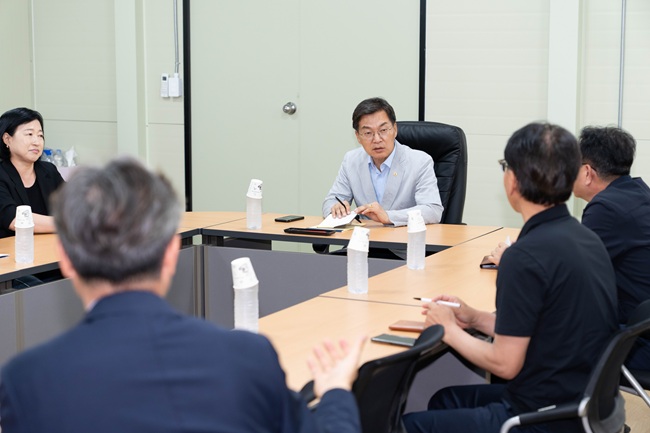 ▲ 김중남 시장이 지난 17일 ITS 세계총회의 주요 무대이자 강릉시 스마트 교통 인프라의 거점 현장들을 직접 찾아 준비 상황을 점검했다. ⓒ강릉시